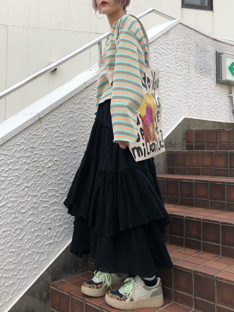 ブラック系のスカート、その他のTシャツ/カットソーを着用したレディースの秋コーディネートの4枚目の写真