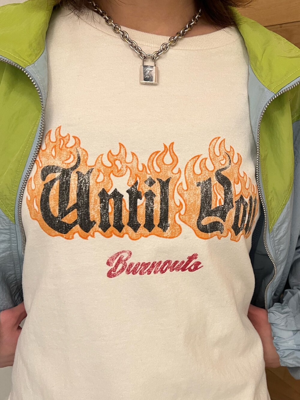 ブルー系のブルゾン、ホワイト系のTシャツ/カットソー、その他のブーツを着用したレディースの春コーディネートの5枚目の写真