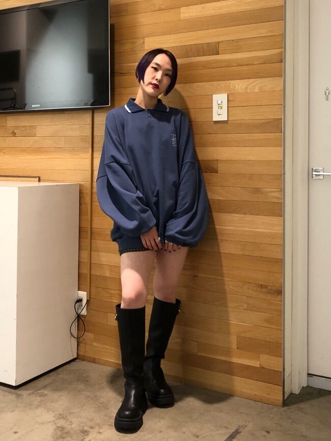 その他のその他パンツ、ブラック系のブーツ、ブルー系のスウェットを着用したレディースの冬コーディネートの2枚目の写真