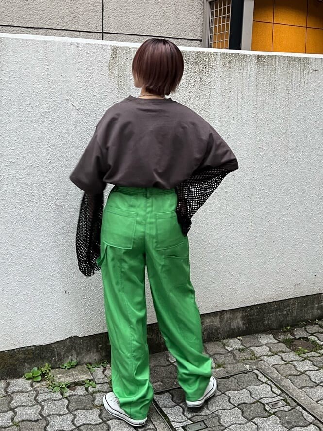 グリーン系のスラックス、ブラック系のTシャツ/カットソー、ブラック系のワンピースを着用したレディースの夏コーディネートの4枚目の写真