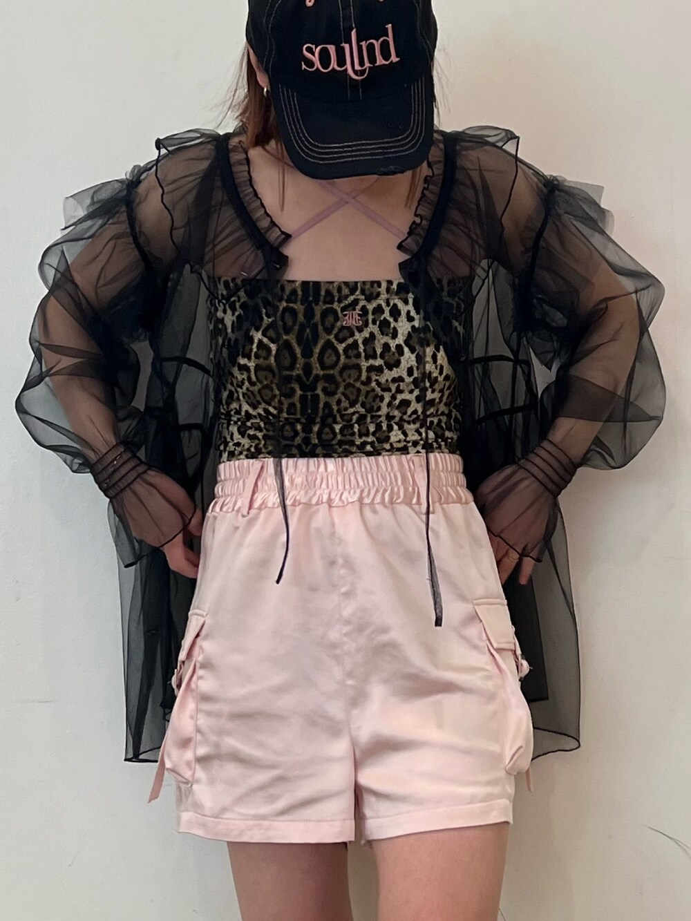 ブラック系のシャツ/ブラウス、ブラウン系のキャミソール、ピンク系のその他パンツを着用したレディースの春コーディネートの6枚目の写真