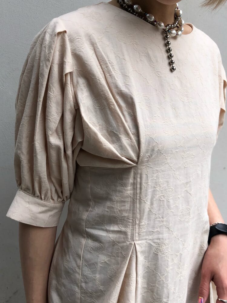 ブラック系のサンダル、ホワイト系のシャツ/ブラウス、その他のその他パンツを着用したレディースの夏コーディネートの5枚目の写真