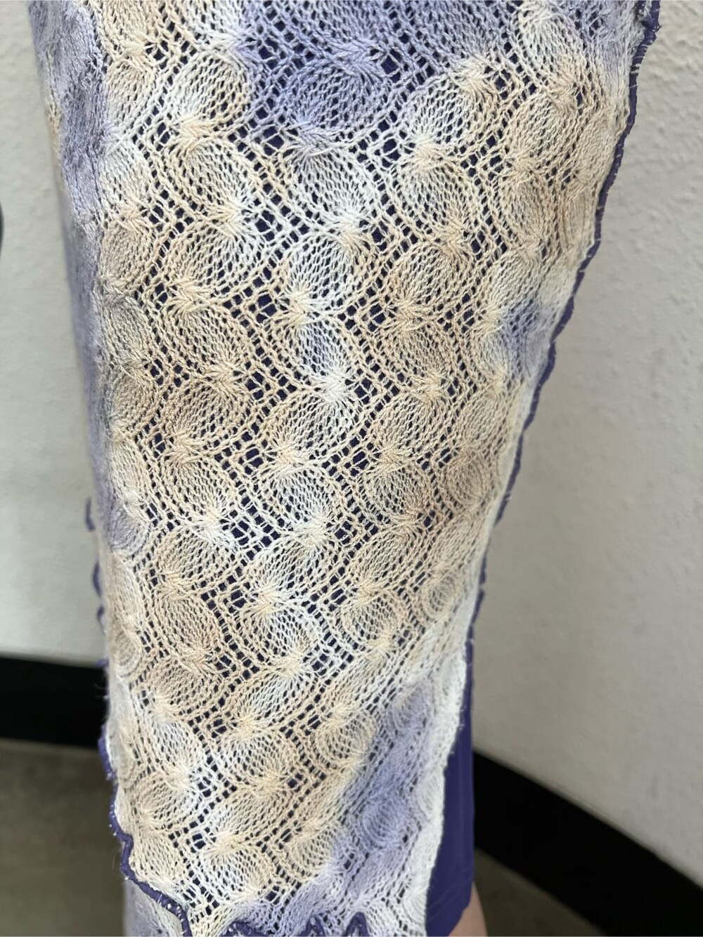 ブラック系のハンドバッグ、パープル系のワンピース、ブラック系のその他シューズを着用したレディースの夏コーディネートの10枚目の写真