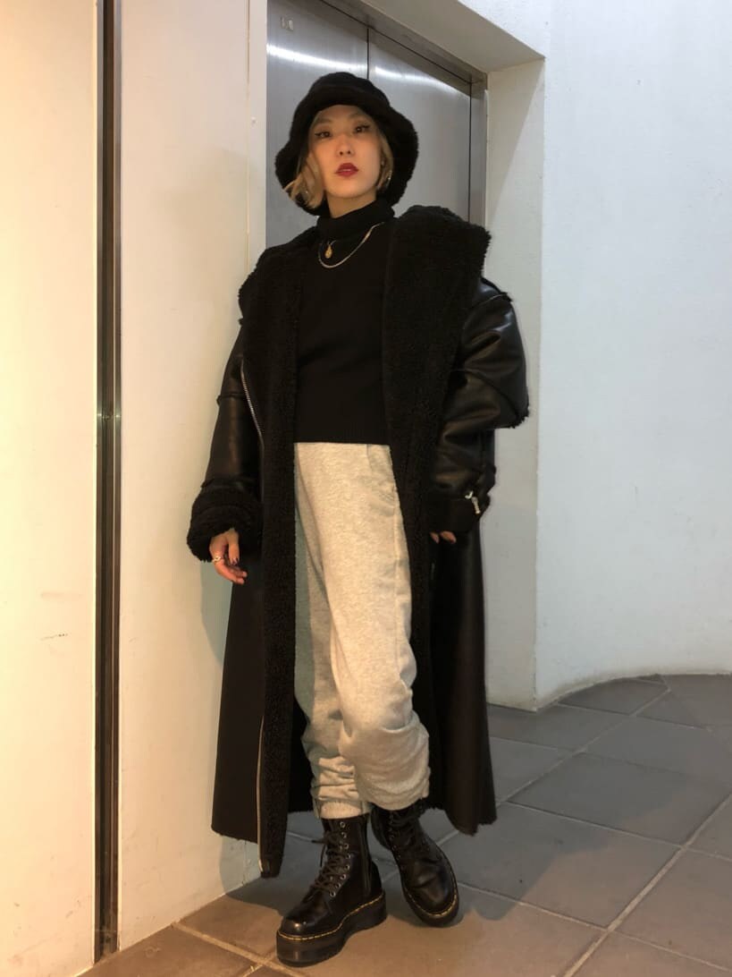 グレー系のその他パンツ、ブラック系のカーディガン/ボレロ、ブラック系のムートンコートを着用したレディースの冬コーディネートの3枚目の写真