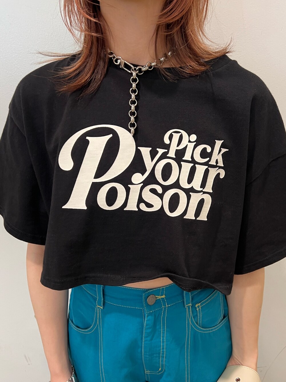 ブラック系のTシャツ/カットソー、ブルー系のその他パンツ、ホワイト系のメッセンジャーバッグを着用したレディースの夏コーディネートの5枚目の写真