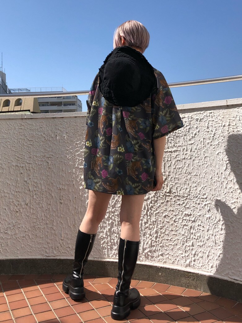 ブラック系のブーツ、ブラック系のシャツ/ブラウス、ブルー系のその他パンツを着用したレディースの春コーディネートの7枚目の写真