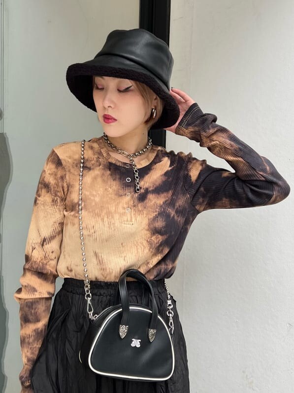 ブラック系のワンピース、ブラック系のTシャツ/カットソー、ブラック系のブーツを着用したレディースの秋コーディネートの6枚目の写真