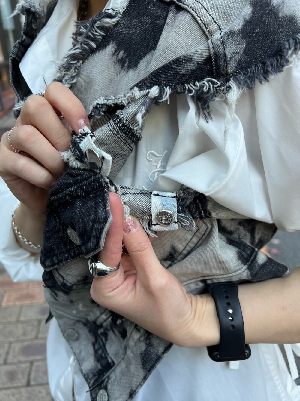 ブラック系のデニムジャケット、ホワイト系のシャツ/ブラウス、ブラック系のデニムパンツを着用したレディースの冬コーディネートの7枚目の写真