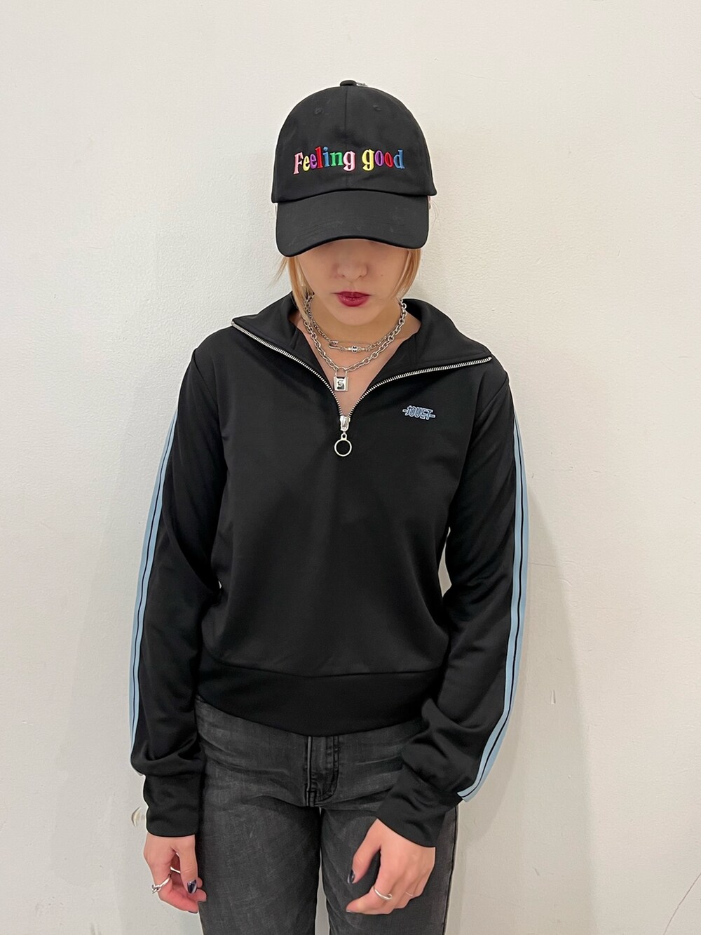 ブルー系のテーラードジャケット、ブラック系のジャージ、ブラック系のデニムパンツを着用したレディースの秋コーディネートの6枚目の写真