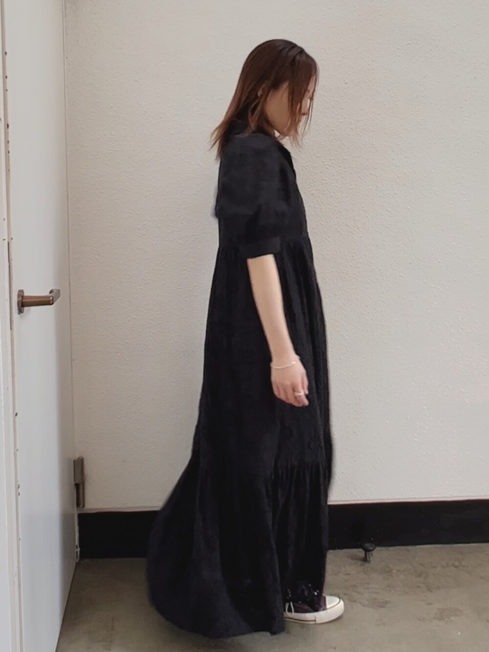 ブラック系のワンピース、パープル系のスニーカーを着用したレディースの夏コーディネートの2枚目の写真