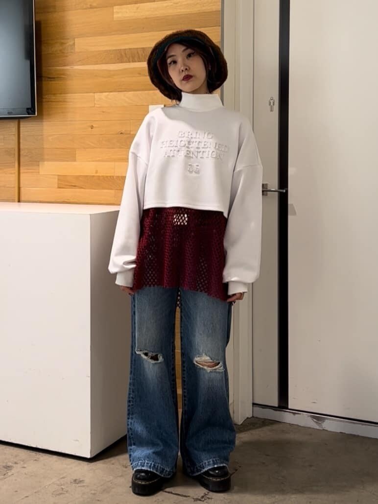 ブラック系のその他シューズ、ブルー系のデニムパンツ、レッド系のTシャツ/カットソーを着用したレディースの秋コーディネートの5枚目の写真