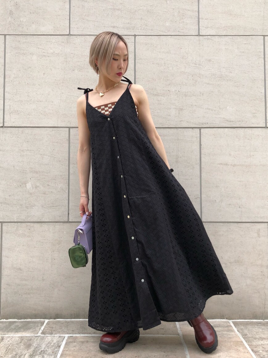 レッド系のブーツ、ホワイト系のセットアップ、ブラック系のワンピースを着用したレディースの春コーディネートの8枚目の写真