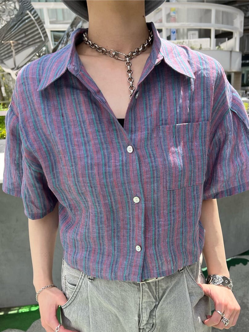 その他のシャツ/ブラウス、ブラック系のカーディガン/ボレロ、その他のベルトを着用したレディースの春コーディネートの8枚目の写真