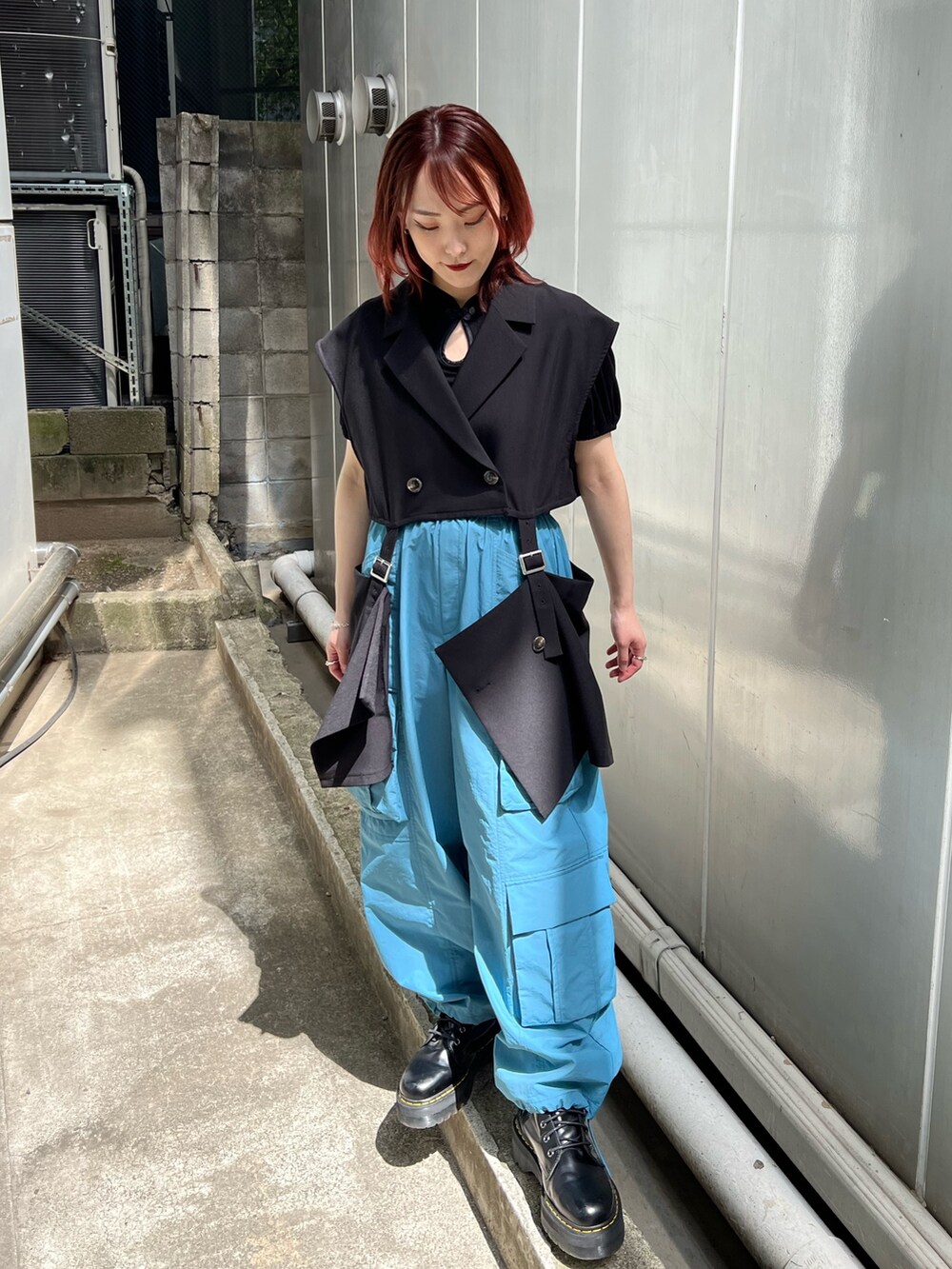 ブラック系のTシャツ/カットソー、ブラック系のテーラードジャケット、ブルー系のカーゴパンツを着用したレディースの夏コーディネートの6枚目の写真