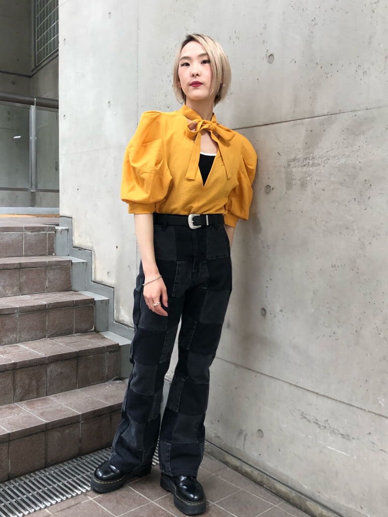 ブラック系のデニムパンツ、ブラック系のキャミソール、イエロー系のシャツ/ブラウスを着用したレディースの夏コーディネートの2枚目の写真