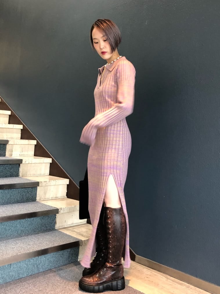 ブラウン系のブーツ、ホワイト系のデニムジャケット、パープル系のワンピースを着用したレディースの夏コーディネートの4枚目の写真