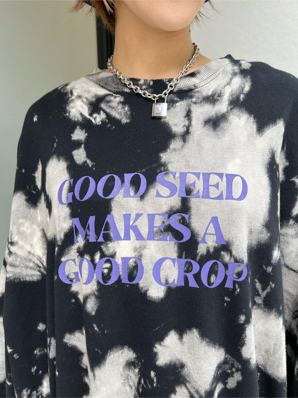 ホワイト系のスニーカー、ブラック系のスウェットを着用したレディースの秋コーディネートの9枚目の写真