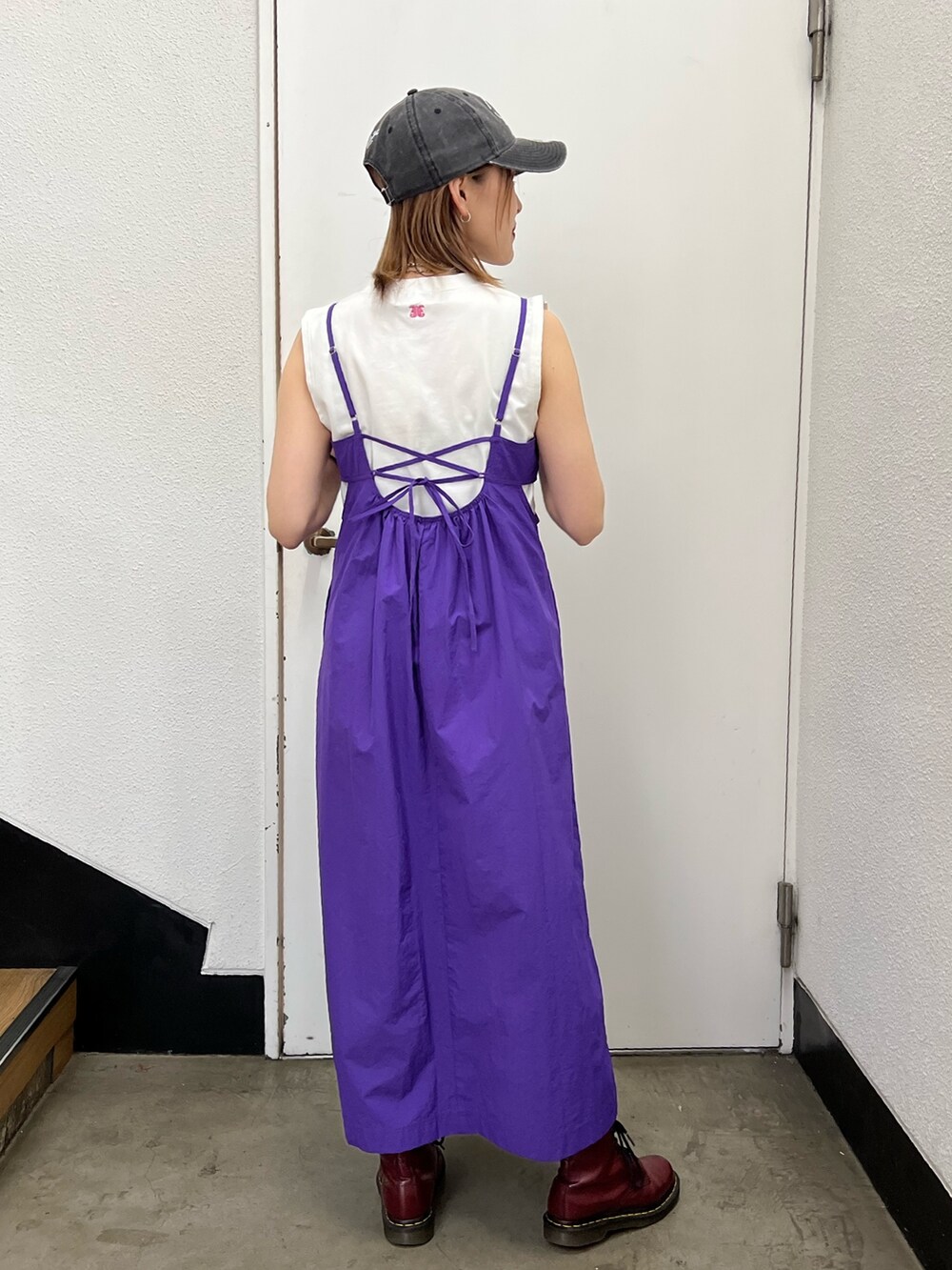 ホワイト系のタンクトップ、パープル系のワンピース、シルバー系のネックレスを着用したレディースの春コーディネートの3枚目の写真