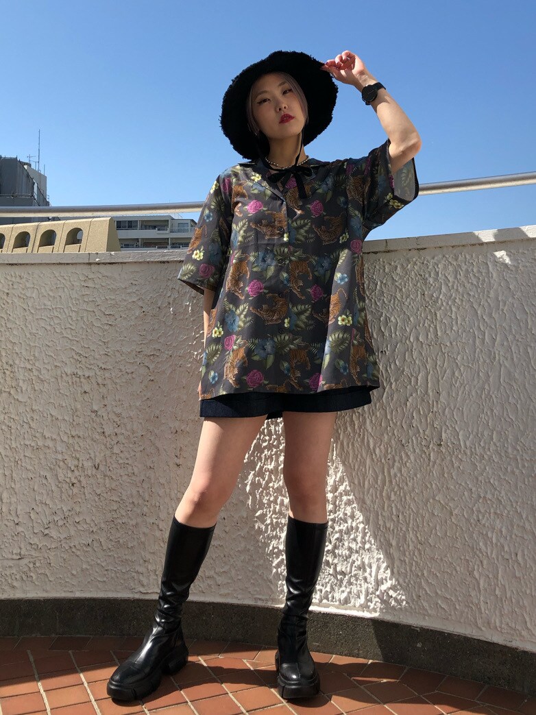 ブラック系のブーツ、ブラック系のシャツ/ブラウス、ブルー系のその他パンツを着用したレディースの春コーディネートの5枚目の写真