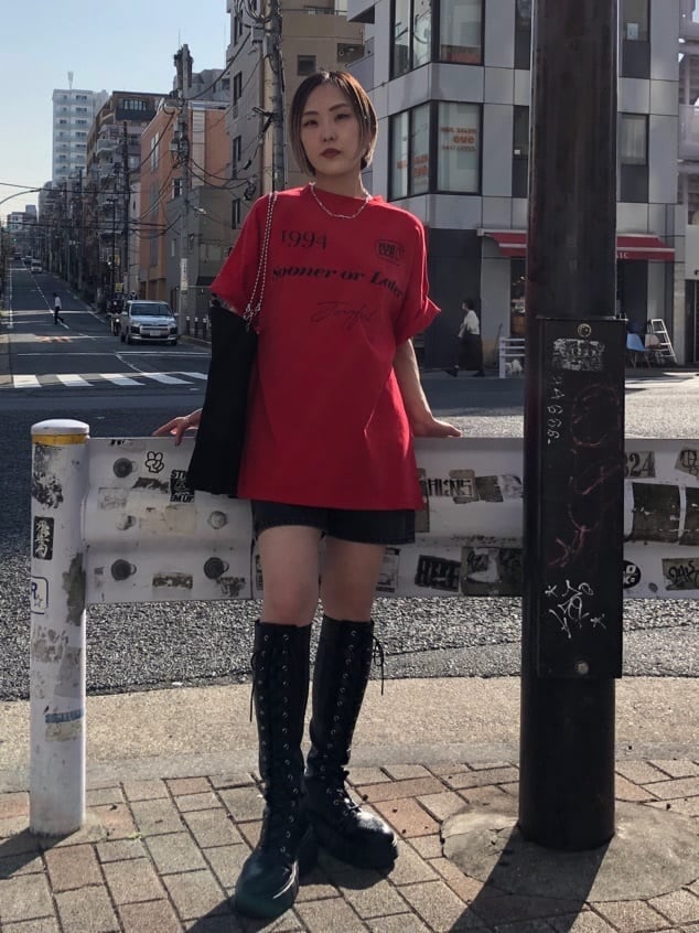 ブラック系のブーツ、ブラック系のトートバッグ、ブラック系のデニムパンツを着用したレディースの春コーディネートの2枚目の写真