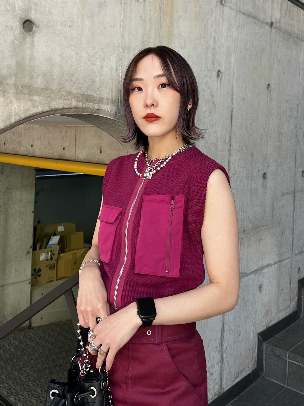 レッド系のその他パンツ、ピンク系のベストを着用したレディースの春コーディネートの4枚目の写真