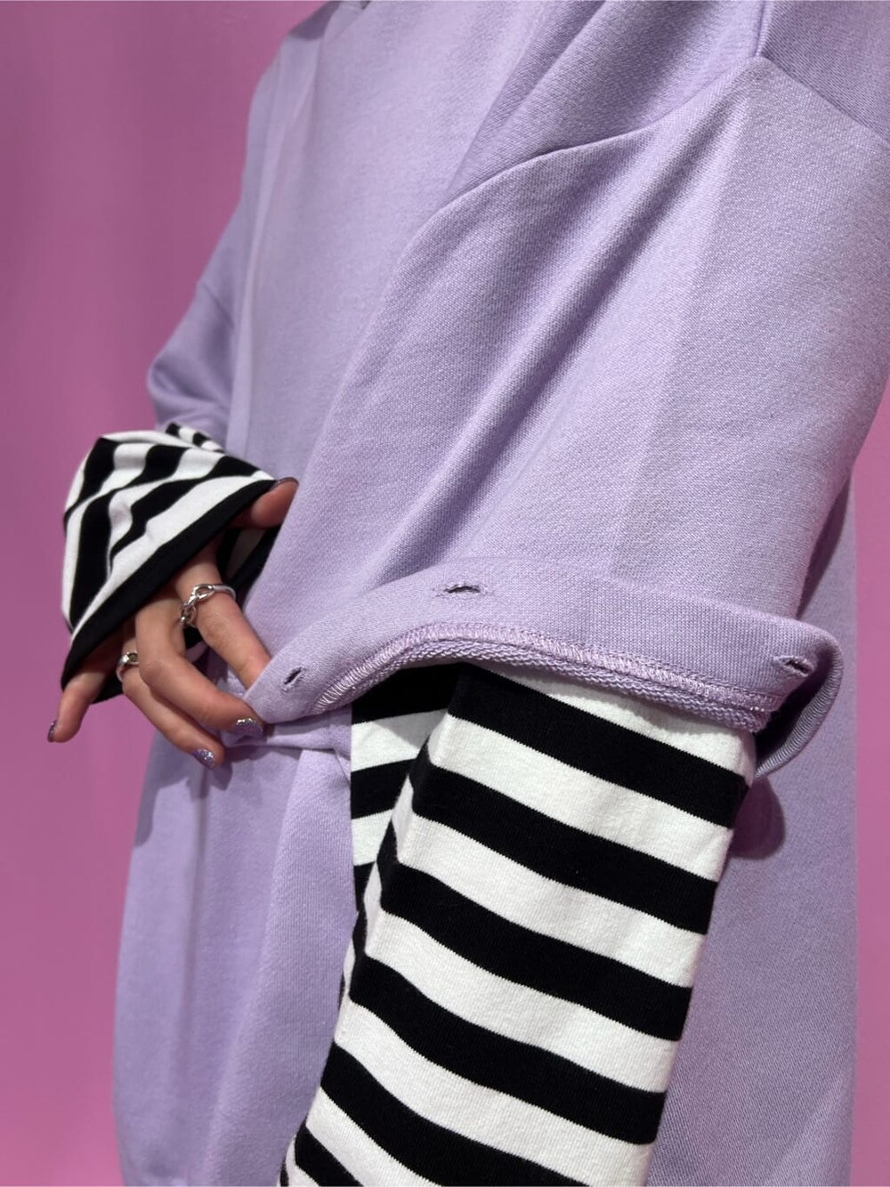 ブラック系のブーツ、ブラック系のTシャツ/カットソー、パープル系のスウェットを着用したレディースの秋コーディネートの7枚目の写真