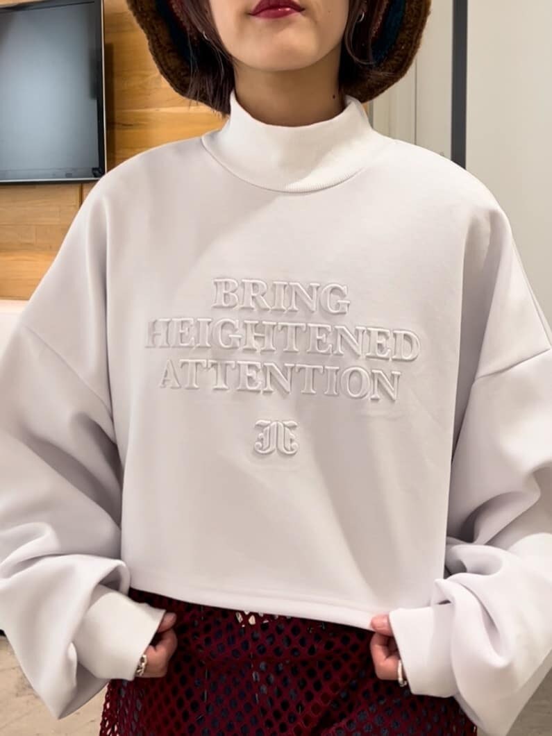 ブラック系のその他シューズ、ブルー系のデニムパンツ、レッド系のTシャツ/カットソーを着用したレディースの秋コーディネートの7枚目の写真