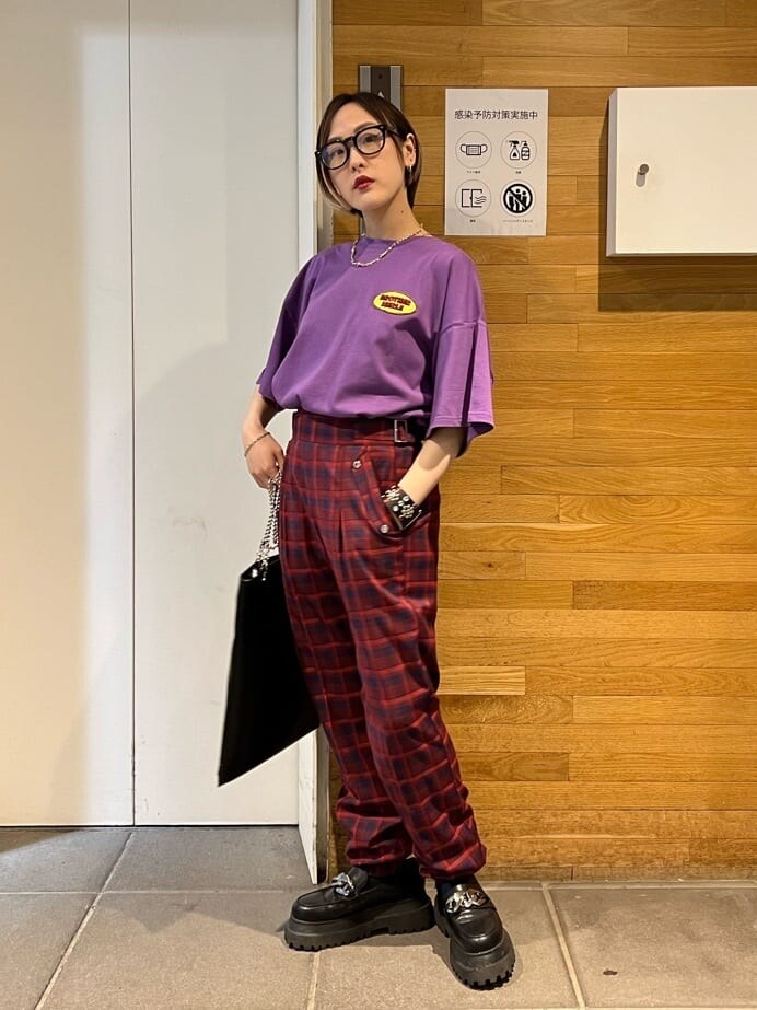 ブラック系のその他シューズ、ブラック系のトートバッグ、パープル系のTシャツ/カットソーを着用したレディースの夏コーディネートの2枚目の写真