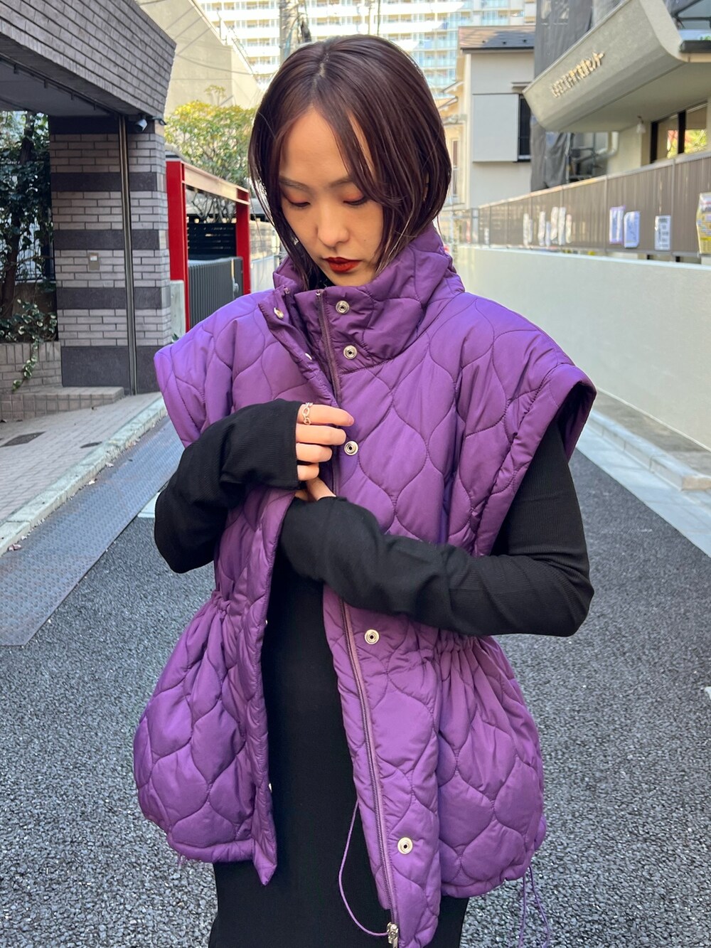 パープル系のその他アウター、ブラック系のワンピースを着用したレディースの冬コーディネートの5枚目の写真