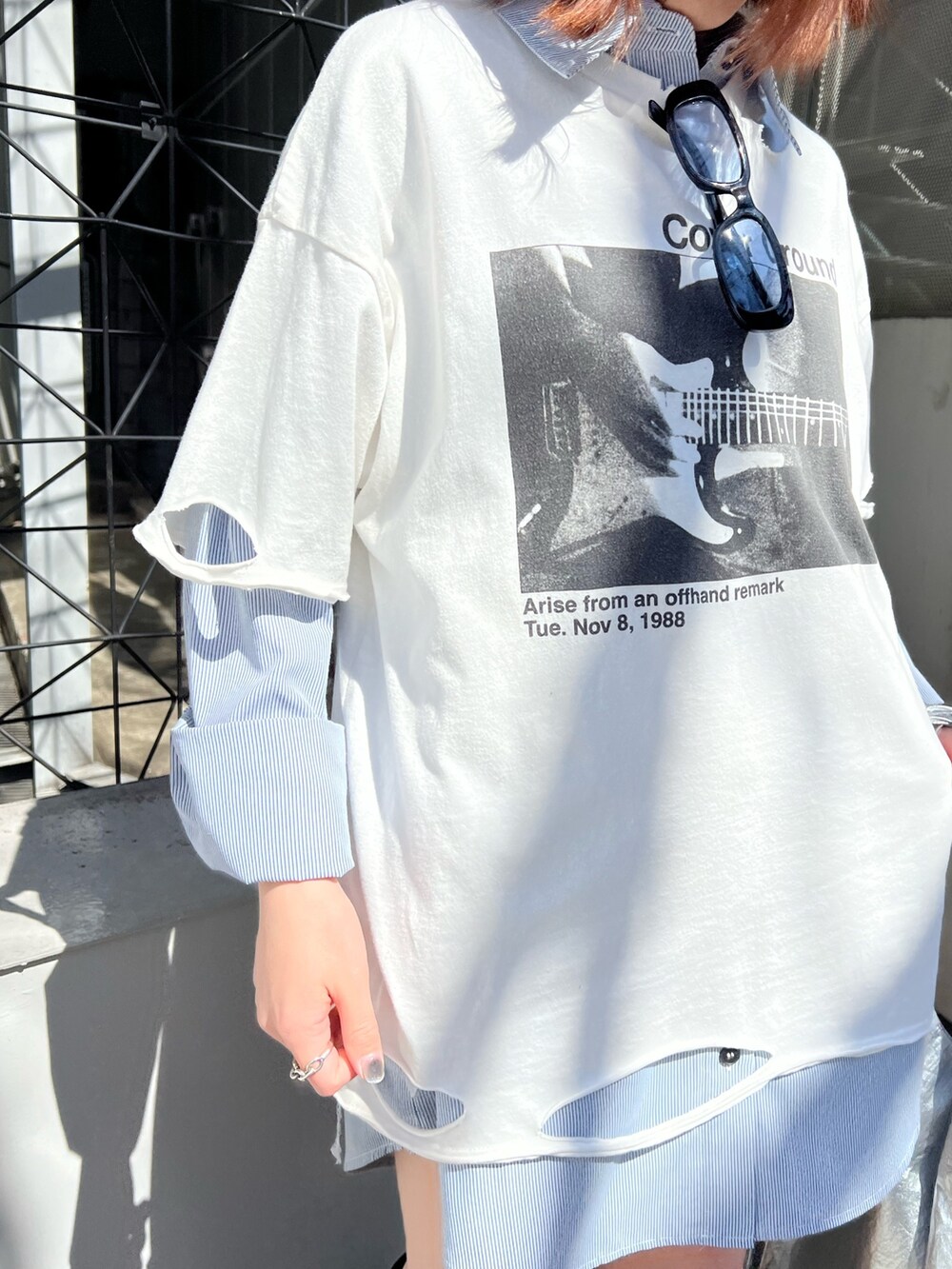 シルバー系のトートバッグ、ブルー系のシャツ/ブラウス、ホワイト系のTシャツ/カットソーを着用したレディースの春コーディネートの7枚目の写真