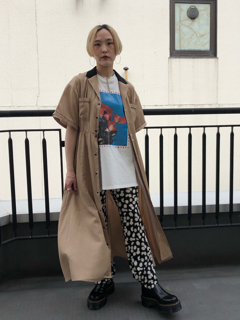 ブラック系のブーツ、パープル系のショルダーバッグ、ベージュ系のワンピースを着用したレディースの春コーディネートの4枚目の写真