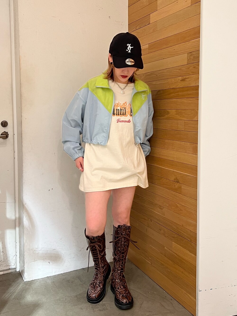 ブルー系のブルゾン、ホワイト系のTシャツ/カットソー、その他のブーツを着用したレディースの春コーディネートの10枚目の写真