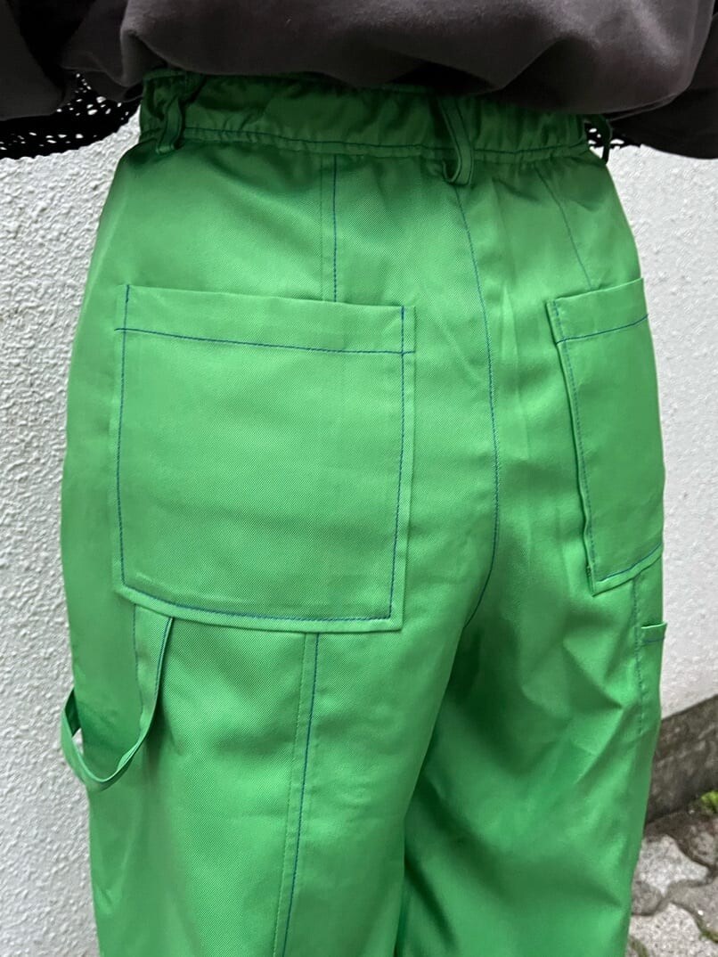 グリーン系のスラックス、ブラック系のTシャツ/カットソー、ブラック系のワンピースを着用したレディースの夏コーディネートの10枚目の写真