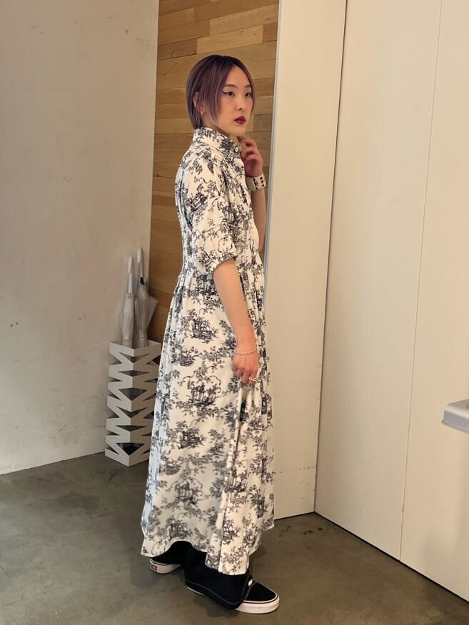 ホワイト系のワンピース、ブラック系のその他パンツ、ホワイト系のブレスレットを着用したレディースの夏コーディネートの5枚目の写真