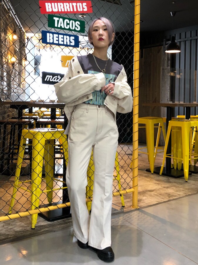 ホワイト系のデニムジャケット、ホワイト系のデニムパンツ、ブラック系のTシャツ/カットソーを着用したレディースの春コーディネートの4枚目の写真