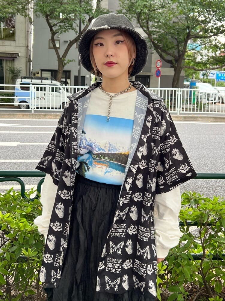 ブラック系のワンピース、ホワイト系のTシャツ/カットソー、グリーン系のキャミソールを着用したレディースの秋コーディネートの4枚目の写真