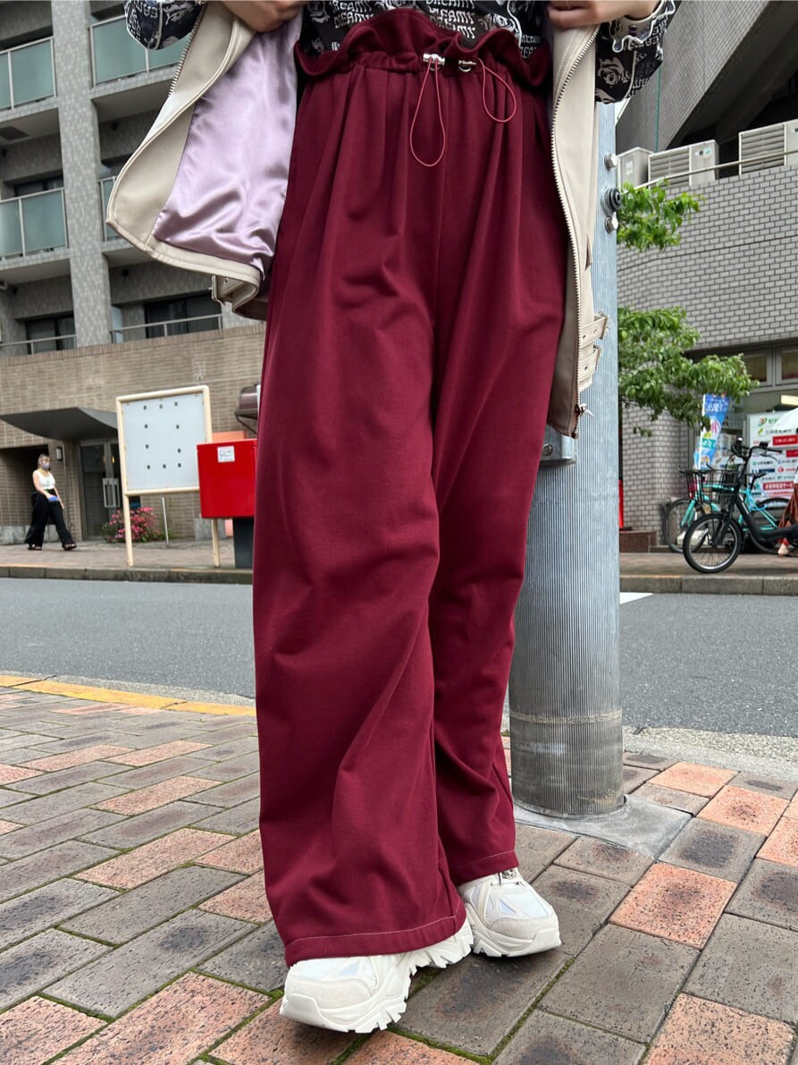 ブラック系のキャミソール、ホワイト系のスニーカー、ホワイト系のライダースジャケットを着用したレディースの秋コーディネートの9枚目の写真