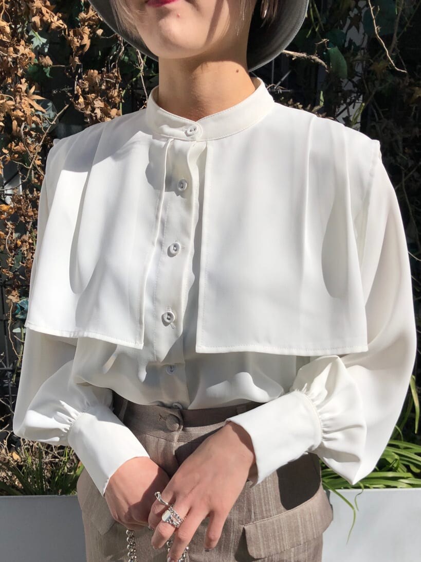 ホワイト系のシャツ/ブラウス、ベージュ系のスカート、その他のショルダーバッグを着用したレディースの春コーディネートの7枚目の写真