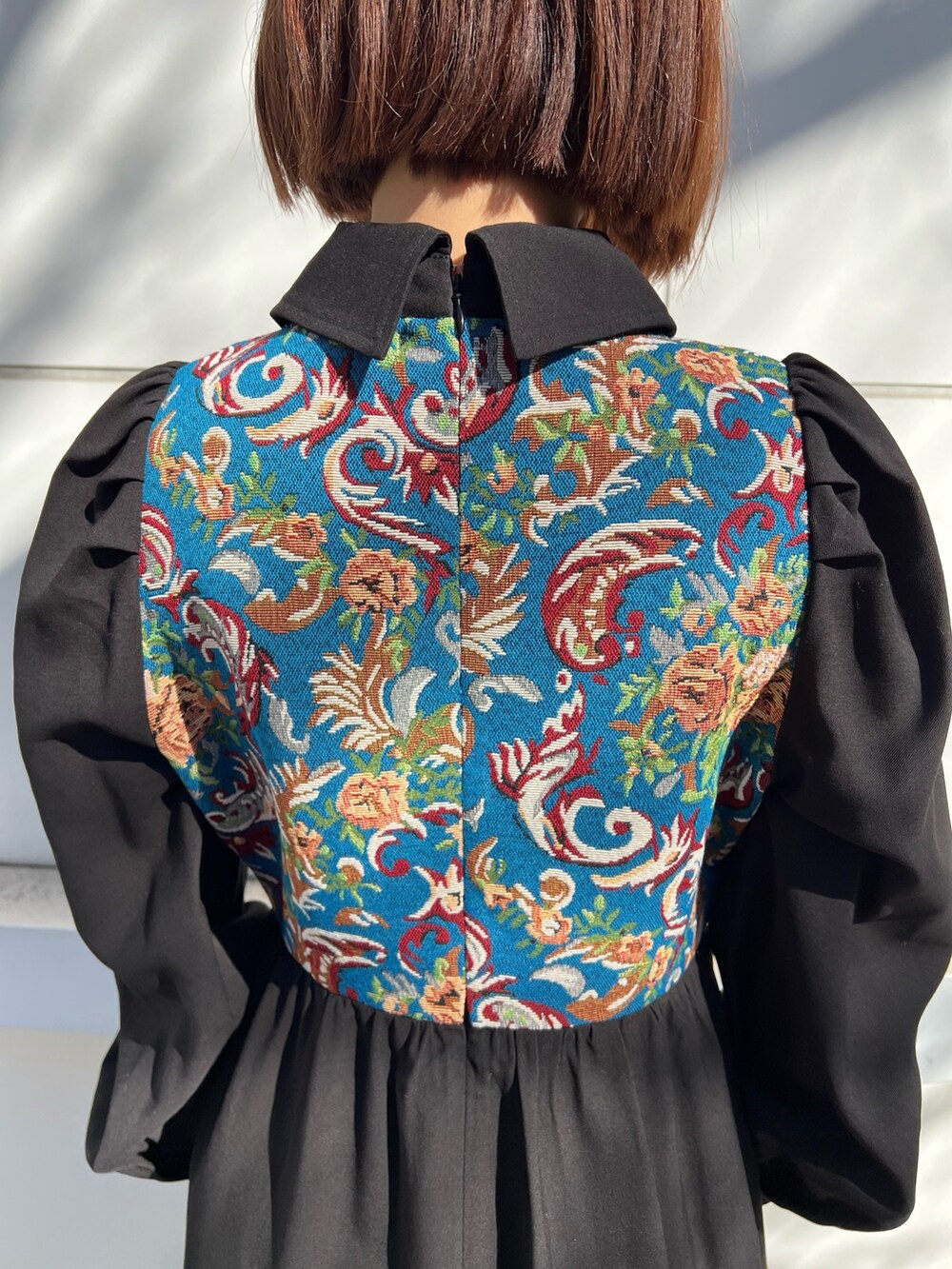 ブラック系のワンピースを着用したレディースの冬コーディネートの9枚目の写真