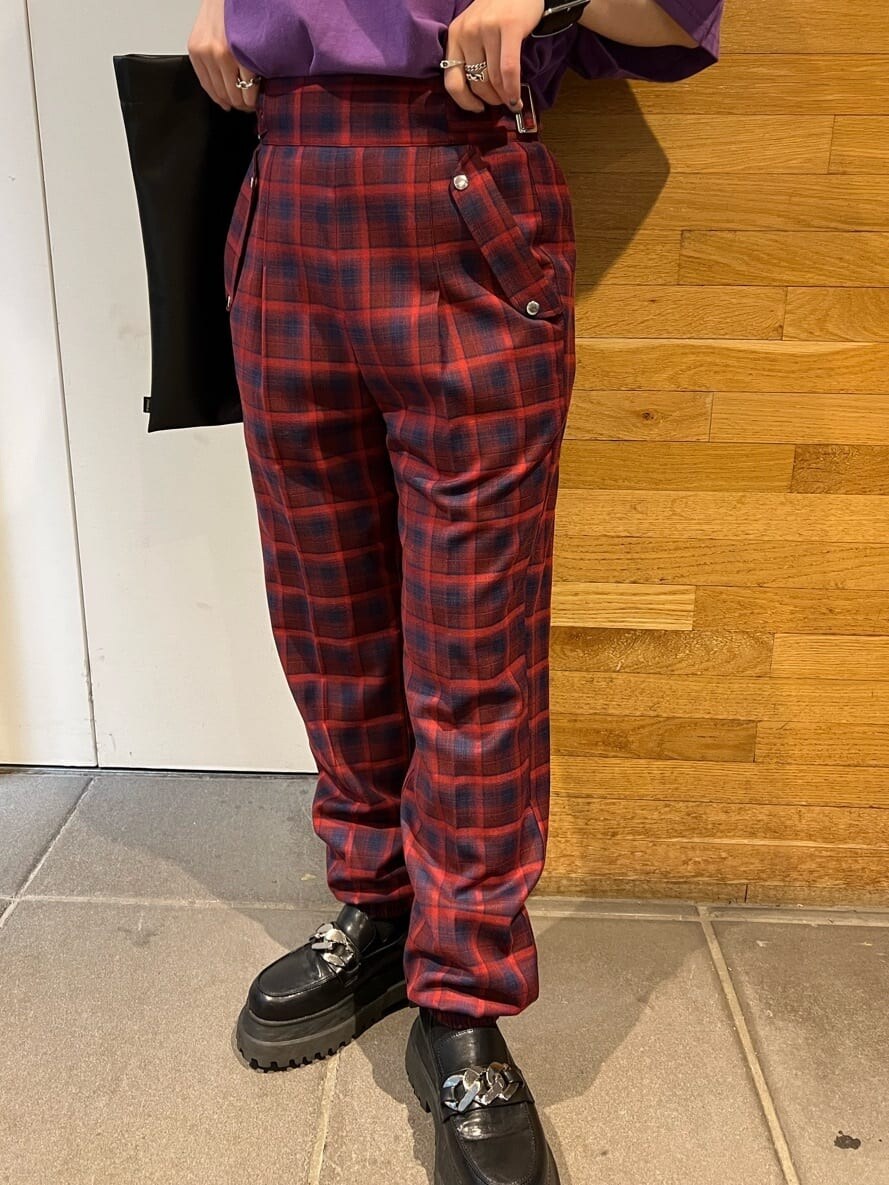 ブラック系のその他シューズ、ブラック系のトートバッグ、パープル系のTシャツ/カットソーを着用したレディースの夏コーディネートの7枚目の写真