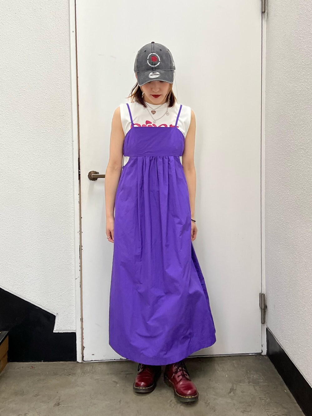 ホワイト系のタンクトップ、パープル系のワンピース、シルバー系のネックレスを着用したレディースの春コーディネートの4枚目の写真