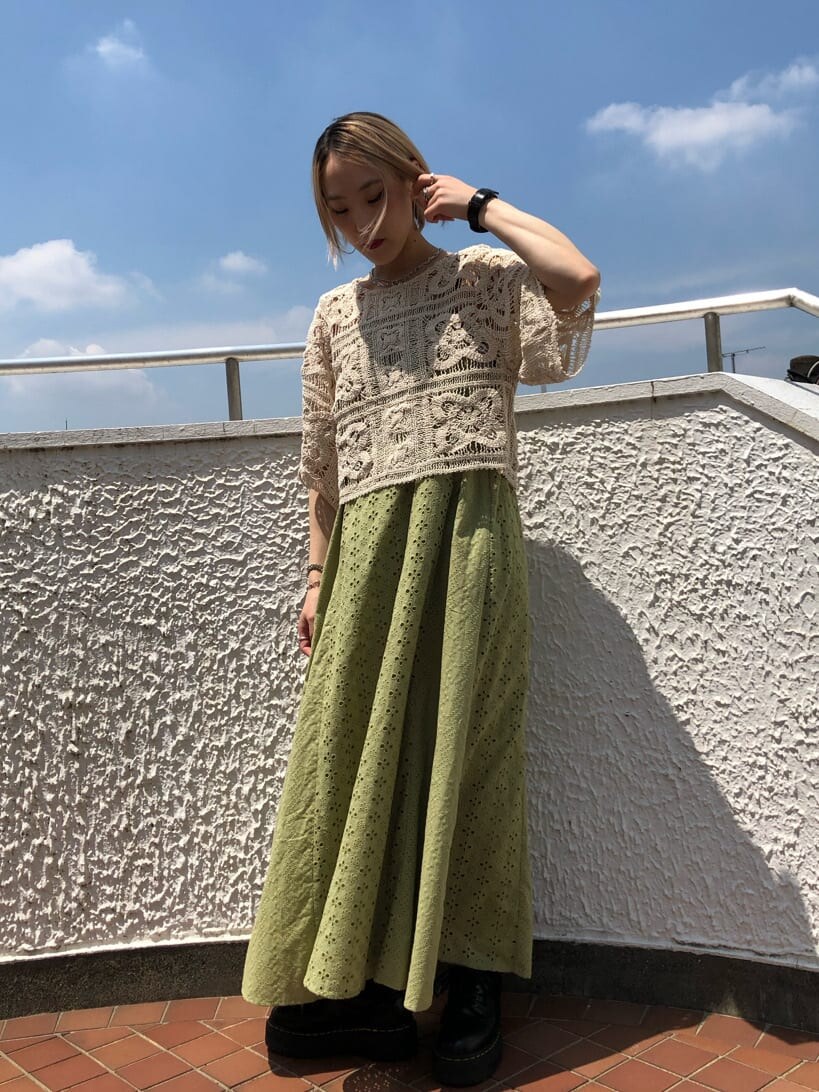 グリーン系のワンピース、ホワイト系のTシャツ/カットソー、シルバー系のネックレスを着用したレディースの夏コーディネートの2枚目の写真