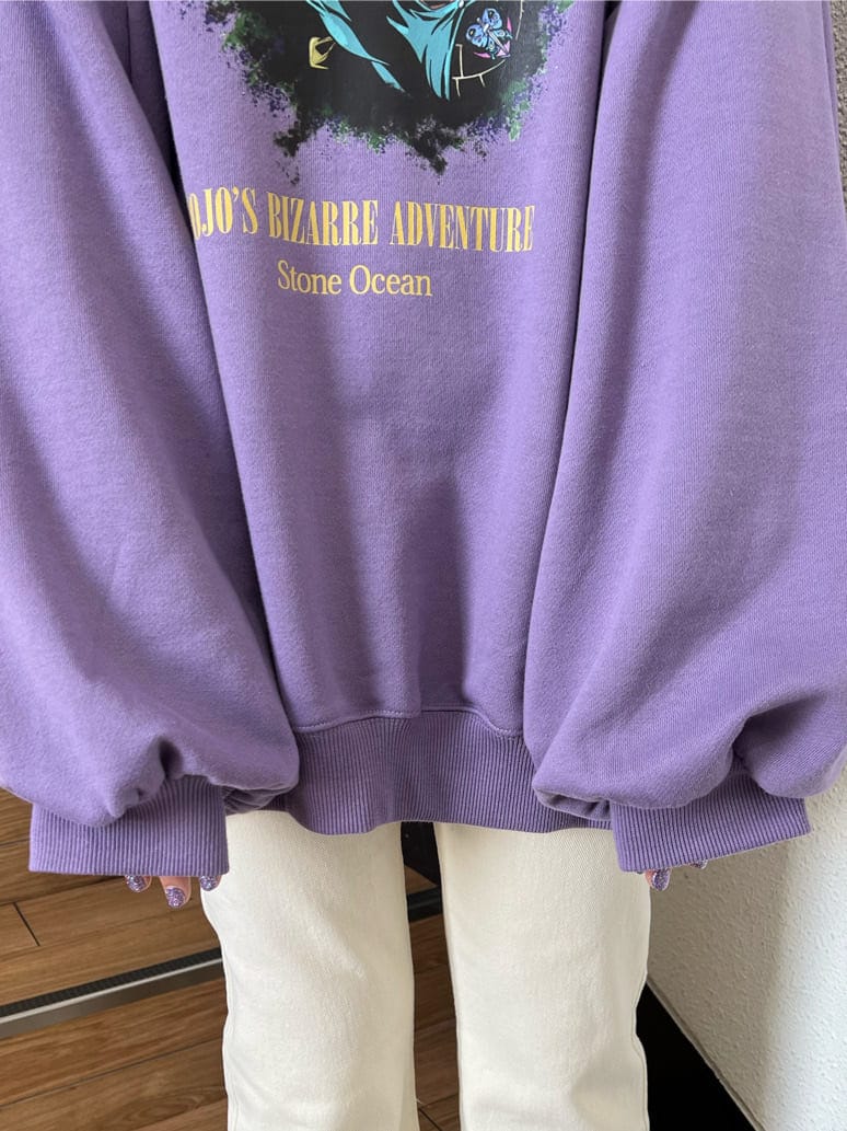 イエロー系のニット/セーター、パープル系のスウェット、ホワイト系のその他パンツを着用したレディースの秋コーディネートの8枚目の写真