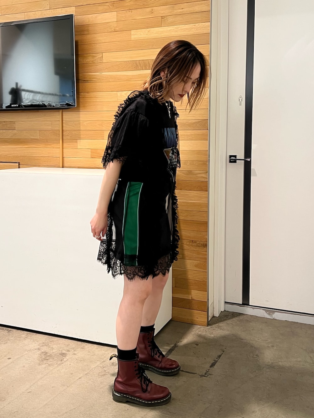 ブラック系のワンピース、ブラック系のスカートを着用したレディースの春コーディネートの4枚目の写真