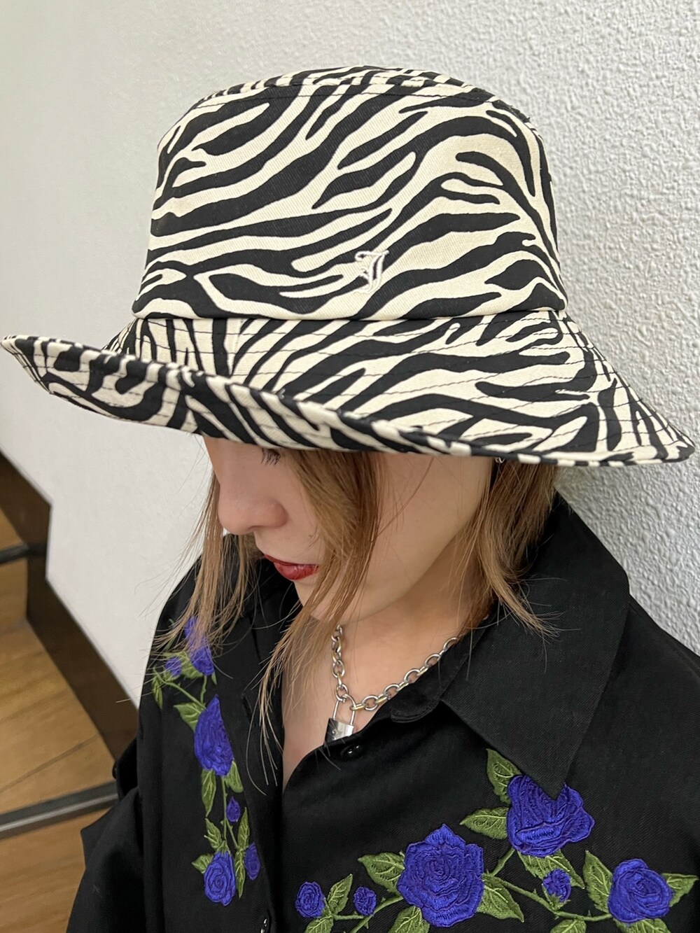 ブラック系のカーゴパンツ、ブラック系のシャツ/ブラウス、ホワイト系のハットを着用したレディースの春コーディネートの10枚目の写真