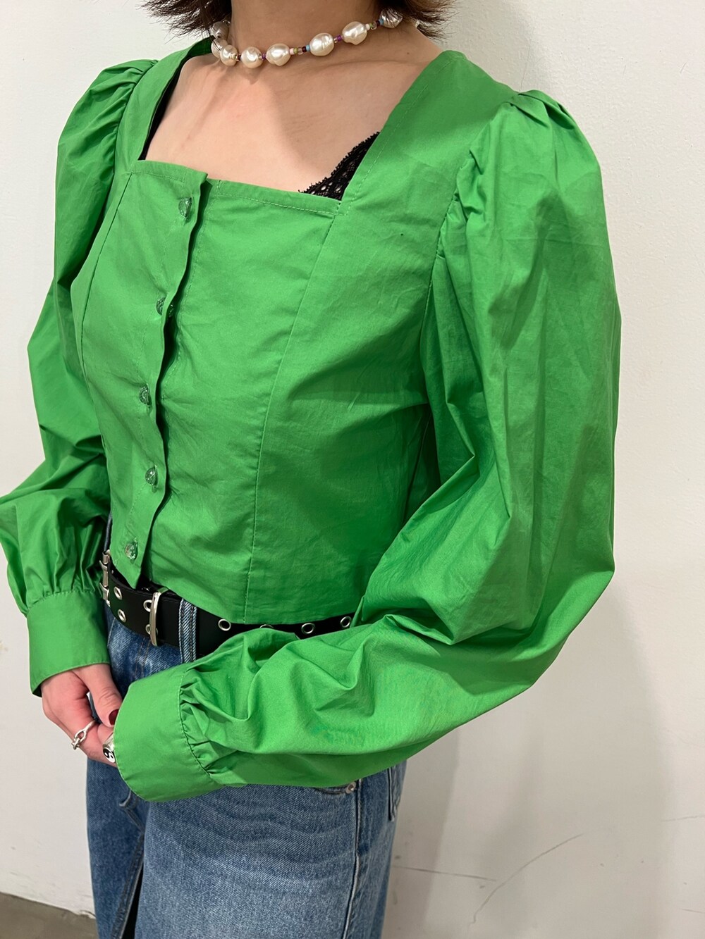 グリーン系のシャツ/ブラウス、ブルー系のスカート、ブラック系のローファーを着用したレディースの春コーディネートの6枚目の写真