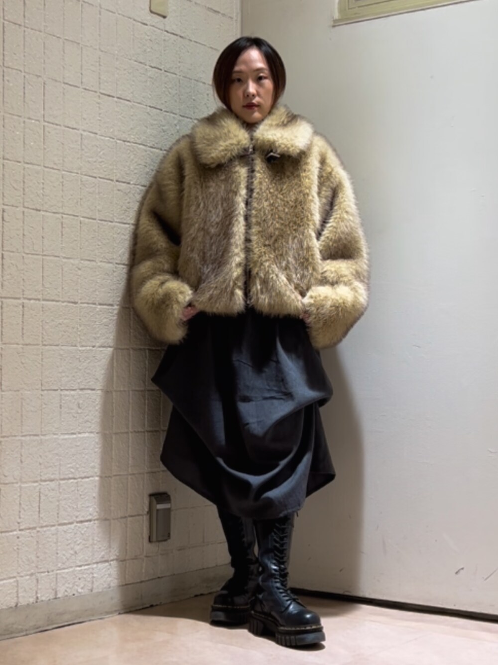 ベージュ系のその他アウター、グレー系のワンピース、ブラック系のブーツを着用したレディースの秋コーディネートの9枚目の写真