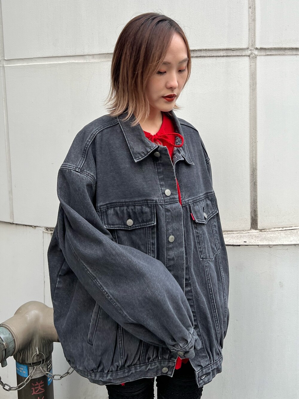 レッド系のシャツ/ブラウス、ブラック系のデニムジャケット、ブラック系のその他パンツを着用したレディースの冬コーディネートの4枚目の写真