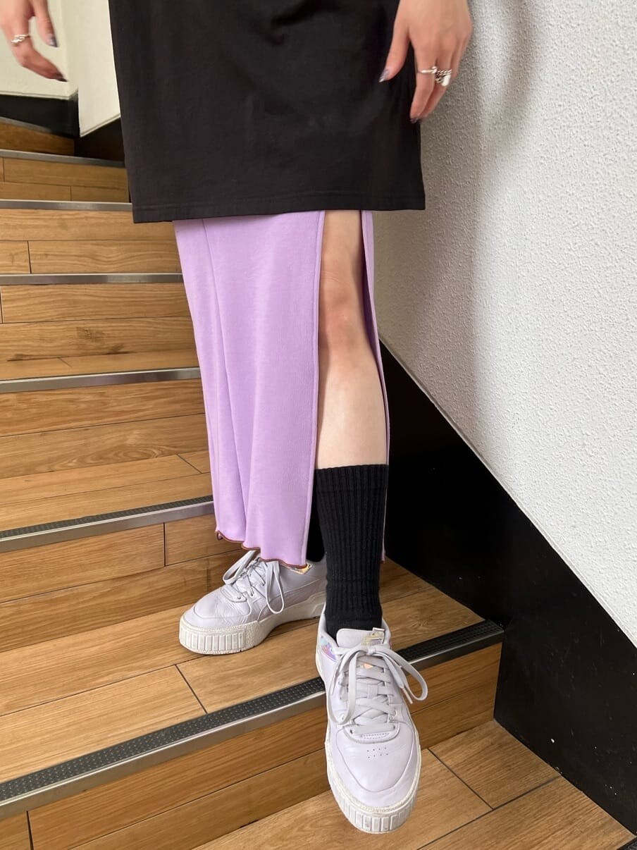 ブラック系のTシャツ/カットソー、パープル系のワンピース、ブラック系のキャップを着用したレディースの夏コーディネートの8枚目の写真