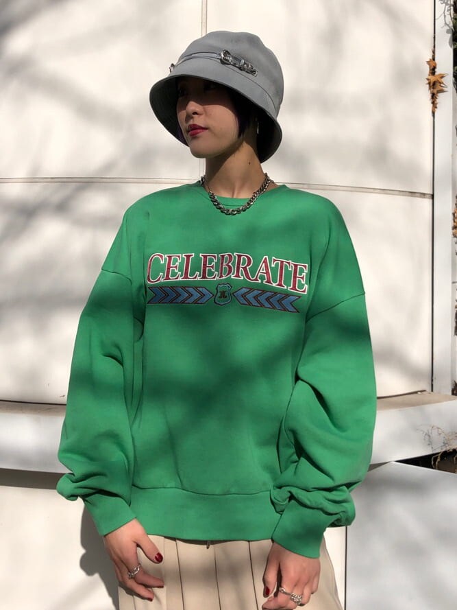 ホワイト系のスラックス、グリーン系のスウェットを着用したレディースの冬コーディネートの5枚目の写真